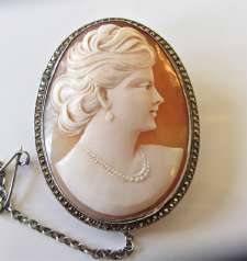 Masterly carved big Carnelian portrait of Princess Alice of Battenberg Silver Brooch w/safety chain circa 1930 from UK Antique.