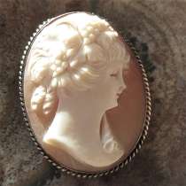 Edwardian Quality Bacchante image shell in the circa 1915 Pendant Unmarked Vermeil Silver with Gold rope & nobile patina