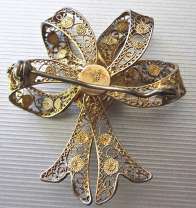 Decorative ribbon classic Carnelian shell circa 1940th Marked vermeil 900 Silver with Gold filigree Brooch
