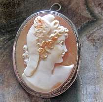 3 colors superiorly carved head of Mercury - God of Trade & Travels 800 Silver with Gold Brooch/Pendant Circa 1920.