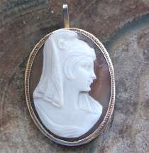 Well carved shell - Spanish girl in the mantilla circa 1920 800 Silver with Gold Brooch/Pendant.