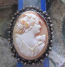 Art Nouveau hand carved 3 colors conch shell portrait 1920th 3D Silver or Silver plated brooch/pendant.