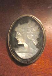Greatly hand carved Mother Pearl shell cameo 800 Silver/Gold brooch/pendant circa 1940