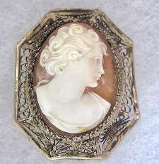Great Quality carving shell - Young woman portrait, circa 1925 Unmarked Silver Vermeil/White Gold filigree octagonal Brooch.