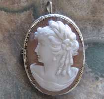 Hand carved Sardonyx shell - Late Art Nouveau girl from 1910-1935 800 Marked Silver & Gold Brooch. Signed by the Artist.