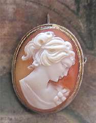 Well hand carved Italian shell from the 1960th Unmarked Silver/Gold brooch/pendant.