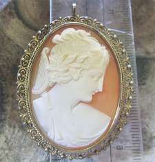 Filigree Silver/Gold Cameo Brooch/Pendant circa 1920-1940. Museum Quality Hand Carved & Signed Carnelian shell