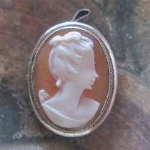 Well carved shell - portrait of stylish girl from 1950 - 1960 Marked 800 Silver Tiny Brooch/Pendant