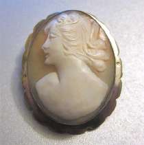Well carved Conch shell - portrait of stylish girl from 1940th Unmarked decorative Silver/Gold(?) Brooch/Pendant