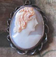 Greatly carved Red Head - Orange/White Shell from 1925-1935. Art Deco Vermeil Silver with patina Pendant/Brooch.