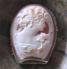 Museum Quality Silver/Gold Art Deco Brooch Cameo. Great hand carved horse shoe shape shell circa 1920-1930