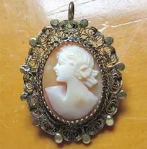 Greatly hand carved/signed left faced shell - circa 1930th Filigree Decorative Vermeil Silver/Gold Brooch/Pendant.