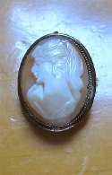 Hand carved/signed left faced girl - shell circa 1960th. Hallmarked Silver/Gold Pendant/Brooch from Italy.