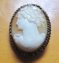 Great hand carved/signed sardonyx - 1920th Diana Goddess Filigree Decorative Vermeil Silver/Gold Brooch/Pendant.
