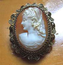 Greatly hand carved left faced shell - circa 1930th Beauty Filigree Decorative 800 Vermeil Silver/Gold Brooch.