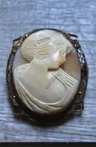 Well hand carved shell from the 1910th - 1920th Art Deco Unmarked Silver Vermeil Gold filigree brooch