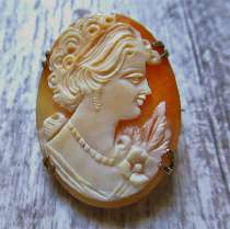 Good quality hand carved and signed by Artist Italian Beauty shell Gold hallmarked 800 Silver Brooch/Pendant circa 1960th.