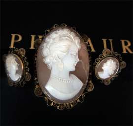 Cameo Brooch/Pendant & Earrings Suite in Original Box Filigree Gold washed plated 800 silver. Circa 1960 or early